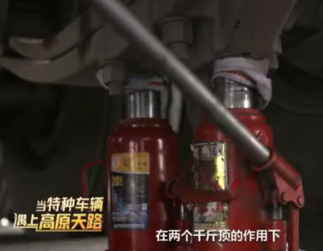 川藏線千溝萬(wàn)壑，自駕車(chē)主用液壓千斤頂更換損壞輪胎
