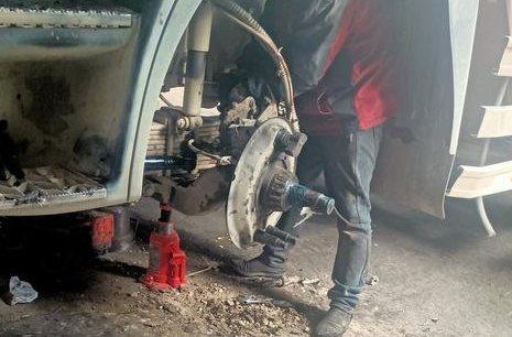 陜汽德龍渣土車前輪保養多久一次呢？